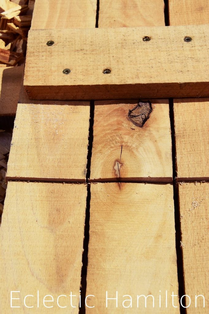 DIY Tisch Upcycling - Tischplatte wird montiert und gesägt DIY Tisch Upcycling - Tischplatte wird montiert und gesägt
