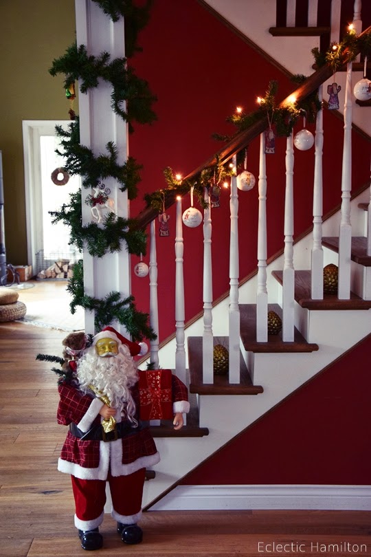 Weihnachtsdeko im Treppenhaus. Zuhause Dekoidee Weihnachten Dekoration Santa Claus Weihnachtsmann Tannengirlande Treppenstufen Dekotipps