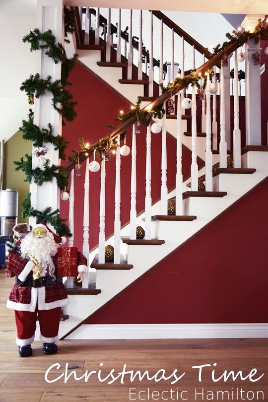 Weihnachtsdeko im Treppenhaus. Zuhause Dekoidee Weihnachten Dekoration Santa Claus Weihnachtsmann Tannengirlande Treppenstufen Dekotipps