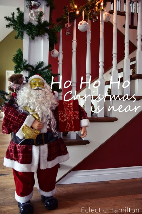Weihnachtsdeko im Treppenhaus. Zuhause Dekoidee Weihnachten Dekoration Santa Claus Weihnachtsmann Tannengirlande Treppenstufen Dekotipps