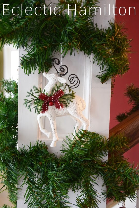 Weihnachtsdeko im Treppenhaus. Zuhause Dekoidee Weihnachten Dekoration Santa Claus Weihnachtsmann Tannengirlande Treppenstufen Dekotipps