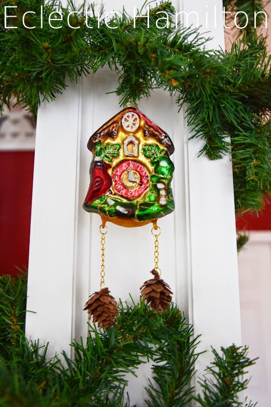 Weihnachtsdeko im Treppenhaus. Zuhause Dekoidee Weihnachten Dekoration Santa Claus Weihnachtsmann Tannengirlande Treppenstufen Dekotipps