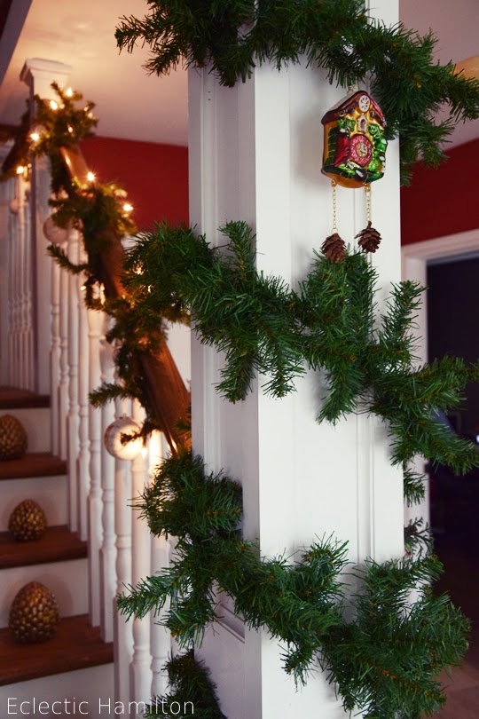 Weihnachtsdeko im Treppenhaus. Zuhause Dekoidee Weihnachten Dekoration Santa Claus Weihnachtsmann Tannengirlande Treppenstufen Dekotipps