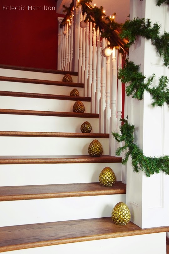 Weihnachtsdeko im Treppenhaus. Zuhause Dekoidee Weihnachten Dekoration Santa Claus Weihnachtsmann Tannengirlande Treppenstufen Dekotipps