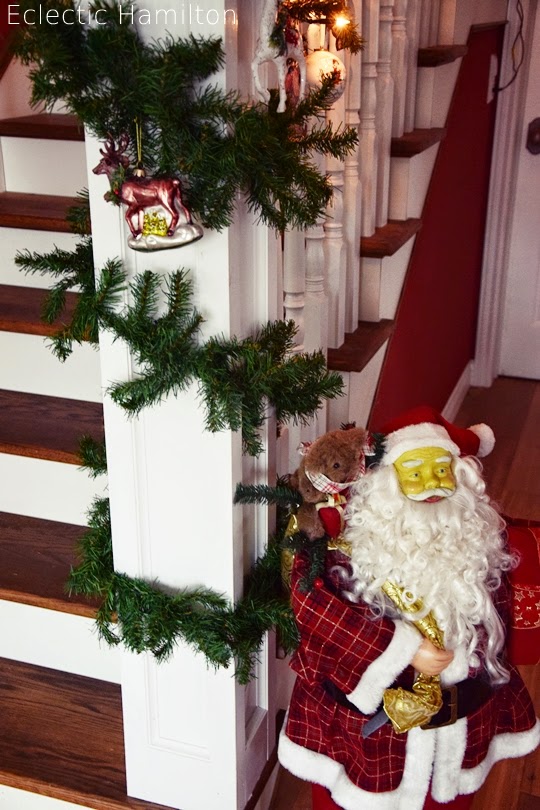 Weihnachtsdeko im Treppenhaus. Zuhause Dekoidee Weihnachten Dekoration Santa Claus Weihnachtsmann Tannengirlande Treppenstufen Dekotipps