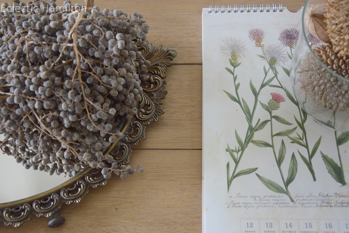 Dekoidee mit Kalenderblätter. Herbstlich einfach und effektvoll. Leicht umzusetzen. Deko, Dekoration, Herbst, herbstlich, Kerze, Trockenfrüchte, Sofa, Konsole, Wohnzimmer, Dattelzweig, DIY, Herbstdeko, Druck, Pflanzendrucke