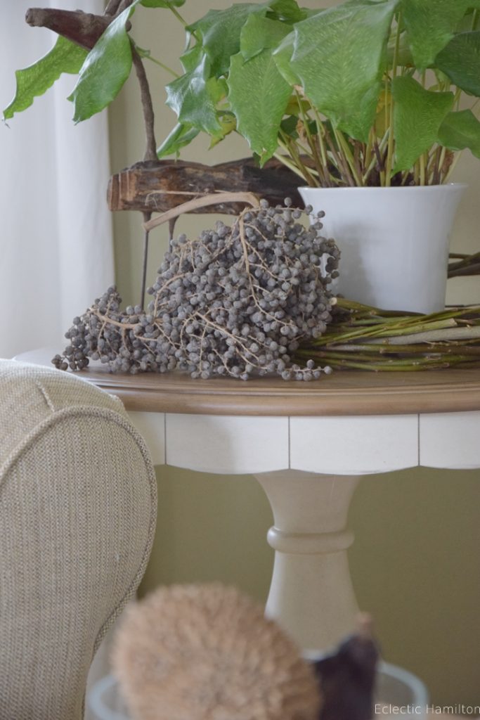 Dekoidee mit Kalenderblätter. Herbstlich einfach und effektvoll. Leicht umzusetzen. Deko, Dekoration, Herbst, herbstlich, Kerze, Trockenfrüchte, Sofa, Konsole, Wohnzimmer, Dattelzweig, DIY, Herbstdeko, Druck, Pflanzendrucke