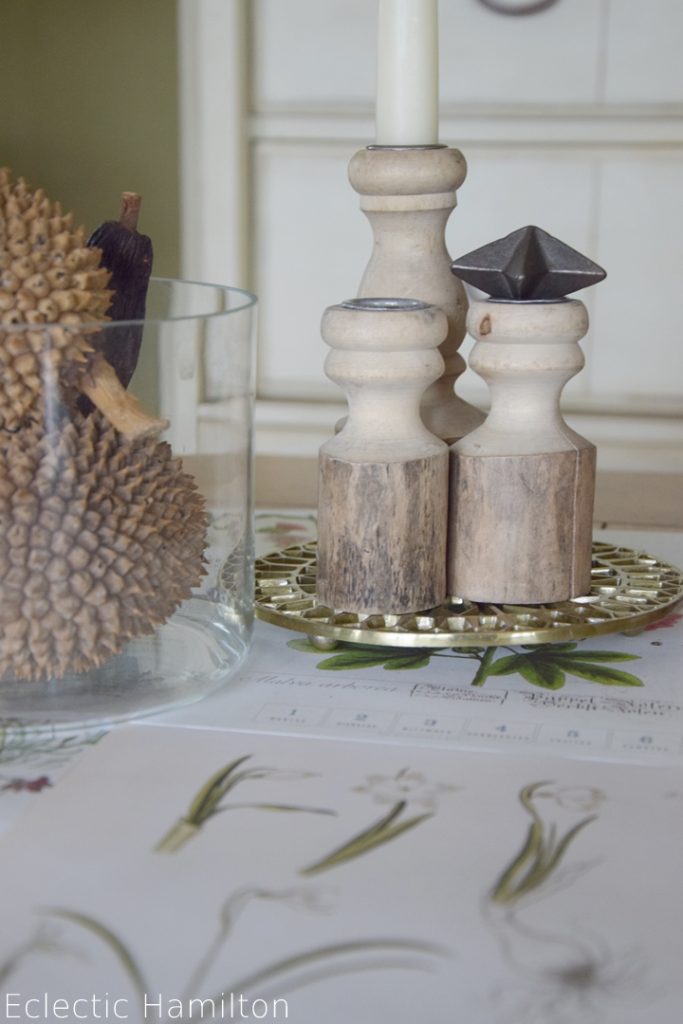 Dekoidee mit Kalenderblätter. Herbstlich einfach und effektvoll. Leicht umzusetzen. Deko, Dekoration, Herbst, herbstlich, Kerze, Trockenfrüchte, Sofa, Konsole, Wohnzimmer, Dattelzweig, DIY, Herbstdeko, Druck, Pflanzendrucke