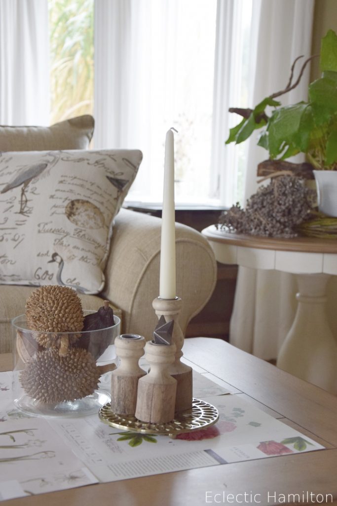 Dekoidee mit Kalenderblätter. Herbstlich einfach und effektvoll. Leicht umzusetzen. Deko, Dekoration, Herbst, herbstlich, Kerze, Trockenfrüchte, Sofa, Konsole, Wohnzimmer, Dattelzweig, DIY, Herbstdeko, Druck, Pflanzendrucke