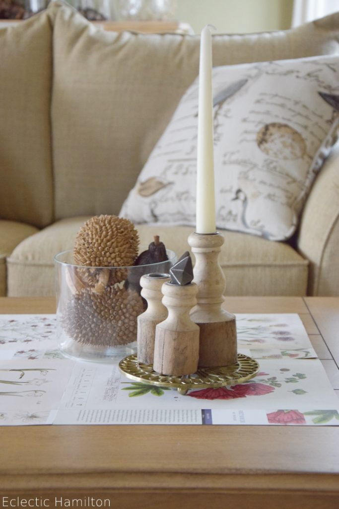 Dekoidee mit Kalenderblätter. Herbstlich einfach und effektvoll. Leicht umzusetzen. Deko, Dekoration, Herbst, herbstlich, Kerze, Trockenfrüchte, Sofa, Konsole, Wohnzimmer, Dattelzweig, DIY, Herbstdeko, Druck, Pflanzendrucke