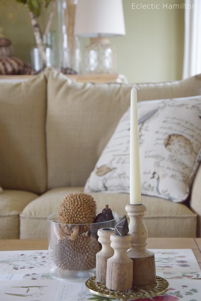 Dekoidee mit Kalenderblätter. Herbstlich einfach und effektvoll. Leicht umzusetzen. Deko, Dekoration, Herbst, herbstlich, Kerze, Trockenfrüchte, Sofa, Konsole, Wohnzimmer, Dattelzweig, DIY, Herbstdeko, Druck, Pflanzendrucke
