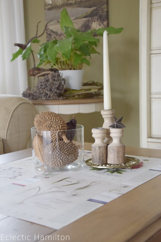 Dekoidee mit Kalenderblätter. Herbstlich einfach und effektvoll. Leicht umzusetzen. Deko, Dekoration, Herbst, herbstlich, Kerze, Trockenfrüchte, Sofa, Konsole, Wohnzimmer, Dattelzweig, DIY, Herbstdeko, Druck, Pflanzendrucke