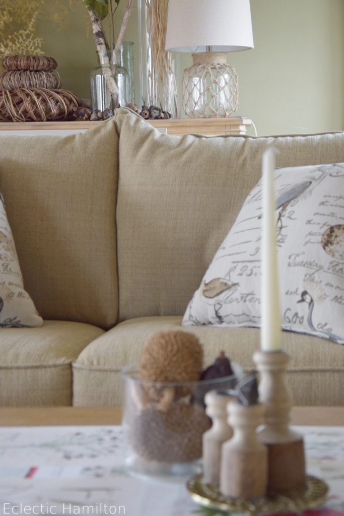 Dekoidee mit Kalenderblätter. Herbstlich einfach und effektvoll. Leicht umzusetzen. Deko, Dekoration, Herbst, herbstlich, Kerze, Trockenfrüchte, Sofa, Konsole, Wohnzimmer, Dattelzweig, DIY, Herbstdeko, Druck, Pflanzendrucke