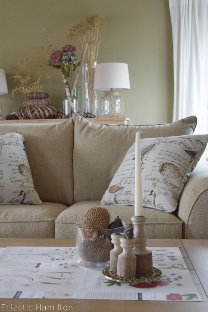 Dekoidee mit Kalenderblätter. Herbstlich einfach und effektvoll. Leicht umzusetzen. Deko, Dekoration, Herbst, herbstlich, Kerze, Trockenfrüchte, Sofa, Konsole, Wohnzimmer, Dattelzweig, DIY, Herbstdeko, Druck, Pflanzendrucke