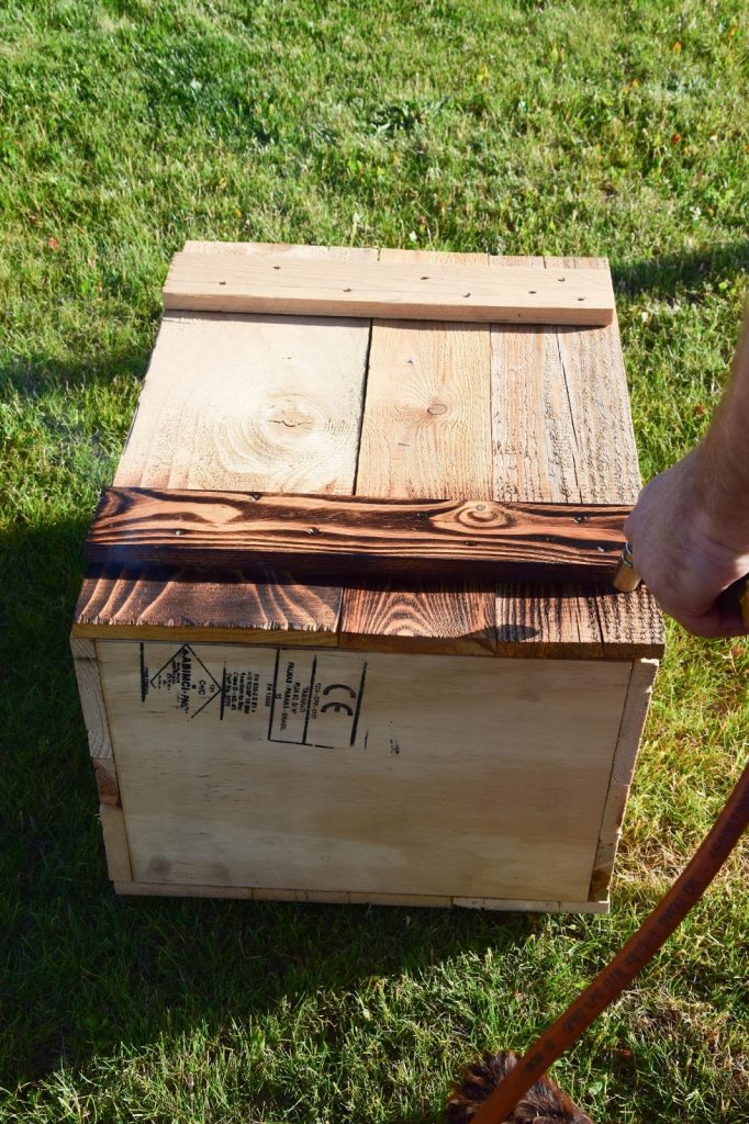 Von der Holzkiste zum Tisch: DIY flambiertes Holz selbermachen