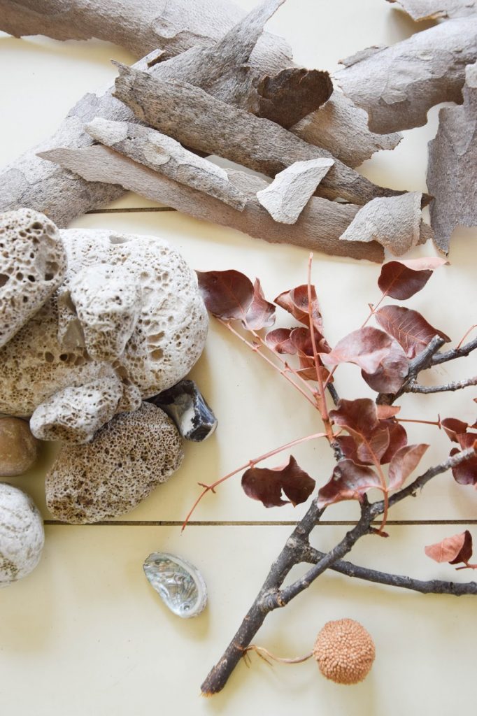 Dekoidee mit Fundstücken aus dem Urlaub: Muscheln, Steine, Sand, Äste und mehr. Deko, Dekoration, Urlaubserinnerungen
