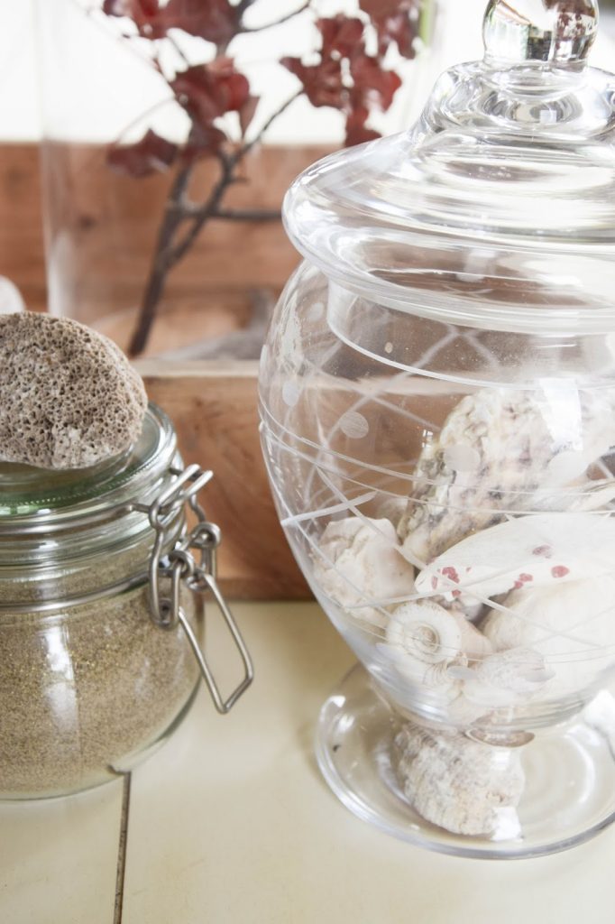 Dekoidee mit Fundstücken aus dem Urlaub: Muscheln, Steine, Sand, Äste und mehr. Deko, Dekoration, Urlaubserinnerungen