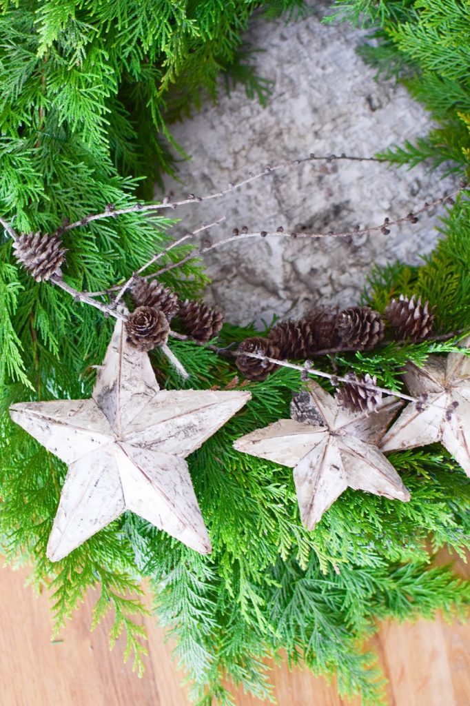 DIY Kranz selbstgemacht einfach und schnell mit Thuja und Zapfen und Sterne Kränze Strohkränze selber machen wreath DIY Kranz selbstgemacht einfach und schnell mit Thuja und Zapfen und Sterne Kränze Strohkränze selber machen wreath