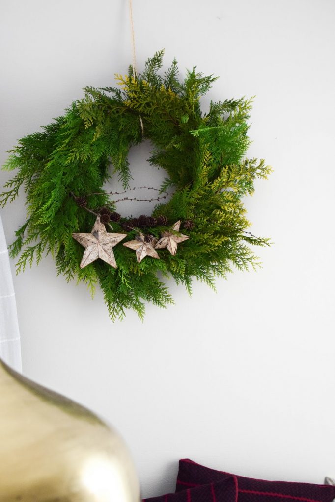 DIY Kranz selbstgemacht einfach und schnell mit Thuja und Zapfen und Sterne Kränze Strohkränze selber machen wreath DIY Kranz selbstgemacht einfach und schnell mit Thuja und Zapfen und Sterne Kränze Strohkränze selber machen wreath
