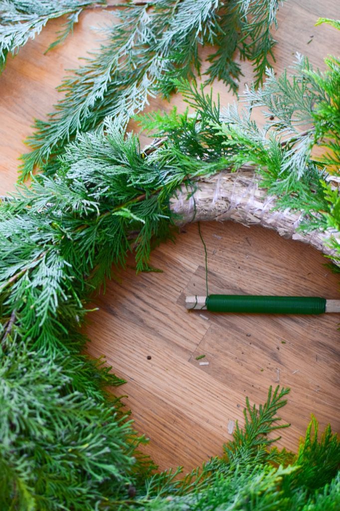 DIY Kranz selbstgemacht einfach und schnell mit Thuja und Zapfen und Sterne Kränze Strohkränze selber machen wreath DIY Kranz selbstgemacht einfach und schnell mit Thuja und Zapfen und Sterne Kränze Strohkränze selber machen wreath