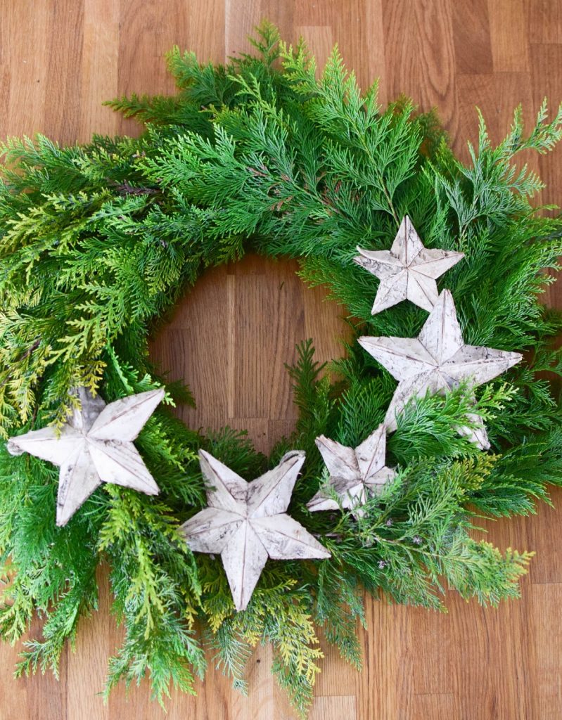 DIY Kranz selbstgemacht einfach und schnell mit Thuja und Zapfen und Sterne Kränze Strohkränze selber machen wreath DIY Kranz selbstgemacht einfach und schnell mit Thuja und Zapfen und Sterne Kränze Strohkränze selber machen wreath