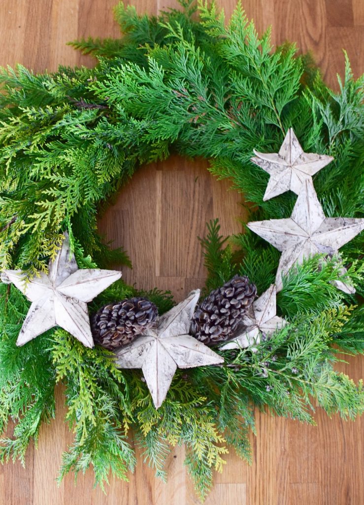 DIY Kranz selbstgemacht einfach und schnell mit Thuja und Zapfen und Sterne Kränze Strohkränze selber machen wreath DIY Kranz selbstgemacht einfach und schnell mit Thuja und Zapfen und Sterne Kränze Strohkränze selber machen wreath