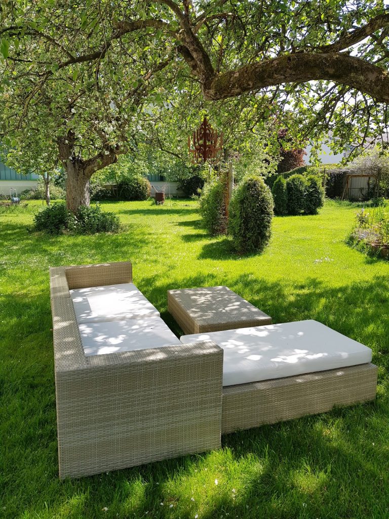 Alte Apfelbäume Obstbäume im Garten. Dekoidee Loungesofa Alte Apfelbäume Obstbäume im Garten. Dekoidee Loungesofa