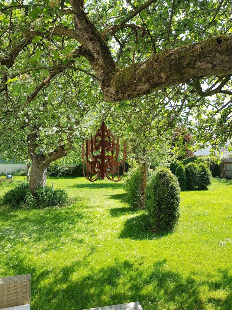 Alte Apfelbäume Obstbäume im Garten. Dekoidee Loungesofa Alte Apfelbäume Obstbäume im Garten. Dekoidee Loungesofa