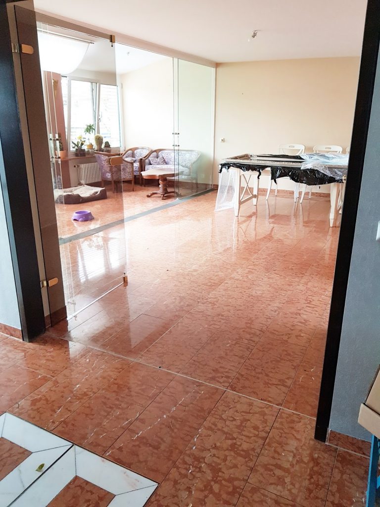 Esszimmer vor der Renovierung mit italienische Marmor Esszimmer vor der Renovierung mit italienische Marmor