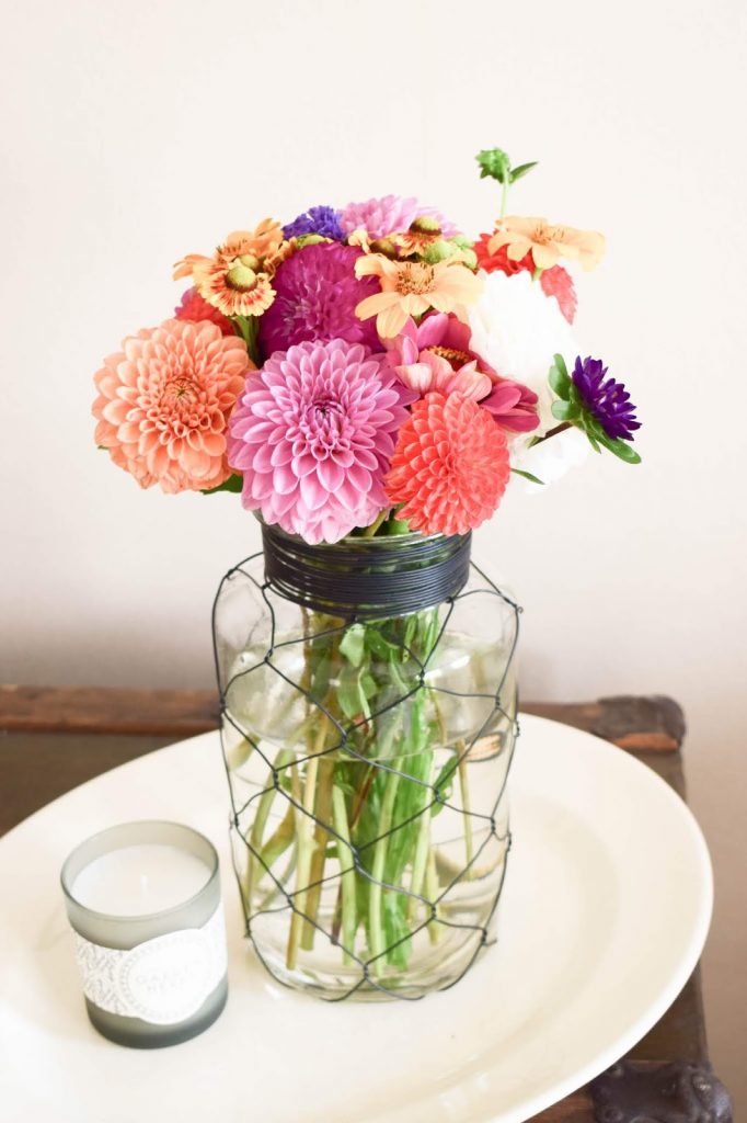 Blumenstrauss für den Sommer: Dahlien und tollen Blüten. Dekoidee mit Blumen Blumenstrauss für den Sommer: Dahlien und tollen Blüten. Dekoidee mit Blumen