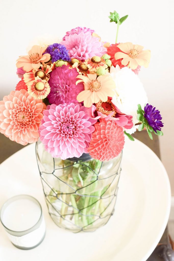 Blumenstrauss für den Sommer: Dahlien und tollen Blüten. Dekoidee mit Blumen Blumenstrauss für den Sommer: Dahlien und tollen Blüten. Dekoidee mit Blumen