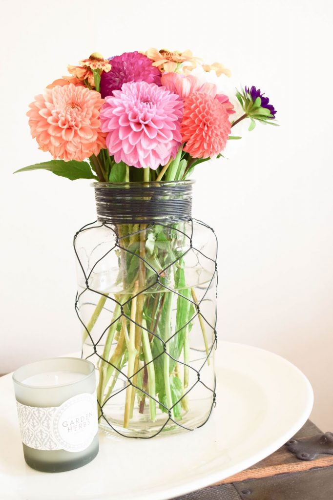 Blumenstrauss für den Sommer: Dahlien und tollen Blüten. Dekoidee mit Blumen Blumenstrauss für den Sommer: Dahlien und tollen Blüten. Dekoidee mit Blumen