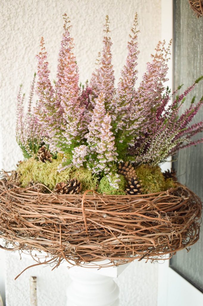 DIY Deko für Herbst und Winter: natürlich mit Moos, Erika, Heidekraut, Zapfen dekorieren. Dekoidee Haustüre Konsole Sideboard DIY Deko für Herbst und Winter: natürlich mit Moos, Erika, Heidekraut, Zapfen dekorieren. Dekoidee Haustüre Konsole Sideboard