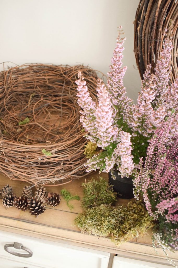 DIY Deko für Herbst und Winter: natürlich mit Moos, Erika, Heidekraut, Zapfen dekorieren. Dekoidee Haustüre Konsole Sideboard DIY Deko für Herbst und Winter: natürlich mit Moos, Erika, Heidekraut, Zapfen dekorieren. Dekoidee Haustüre Konsole Sideboard