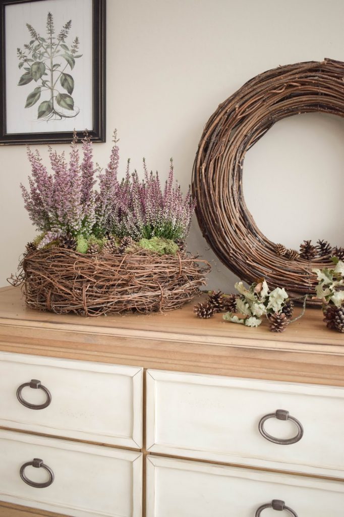 DIY Deko für Herbst und Winter: natürlich mit Moos, Erika, Heidekraut, Zapfen dekorieren. Dekoidee Haustüre Konsole Sideboard DIY Deko für Herbst und Winter: natürlich mit Moos, Erika, Heidekraut, Zapfen dekorieren. Dekoidee Haustüre Konsole Sideboard