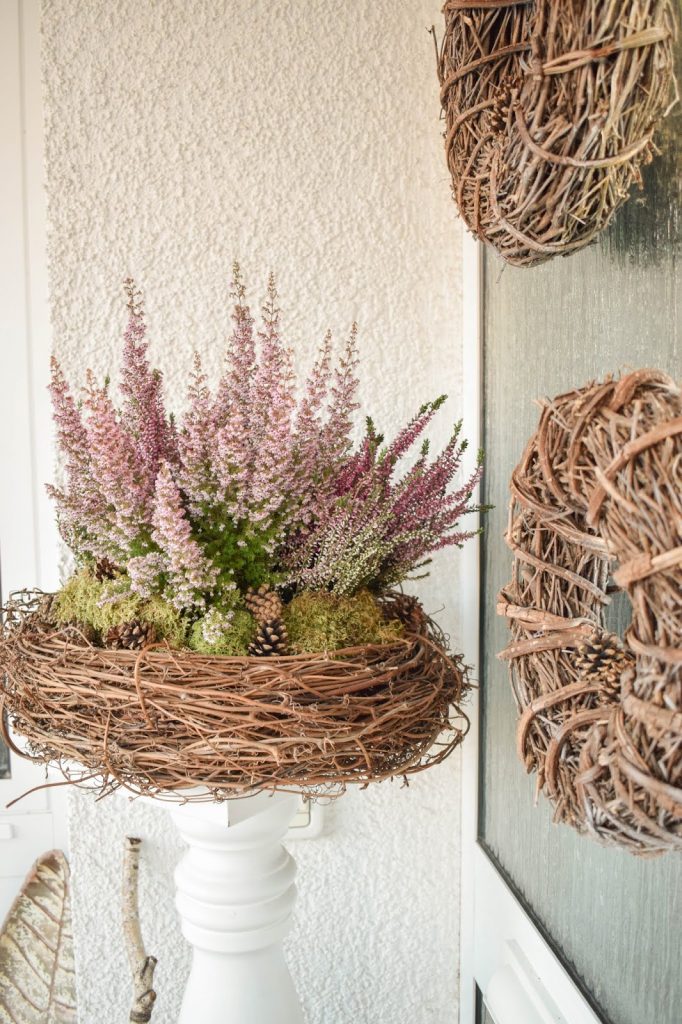 DIY Deko für Herbst und Winter: natürlich mit Moos, Erika, Heidekraut, Zapfen dekorieren. Dekoidee Haustüre Konsole Sideboard DIY Deko für Herbst und Winter: natürlich mit Moos, Erika, Heidekraut, Zapfen dekorieren. Dekoidee Haustüre Konsole Sideboard