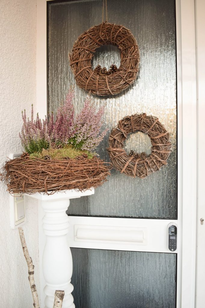 DIY Deko für Herbst und Winter: natürlich mit Moos, Erika, Heidekraut, Zapfen dekorieren. Dekoidee Haustüre Konsole Sideboard DIY Deko für Herbst und Winter: natürlich mit Moos, Erika, Heidekraut, Zapfen dekorieren. Dekoidee Haustüre Konsole Sideboard