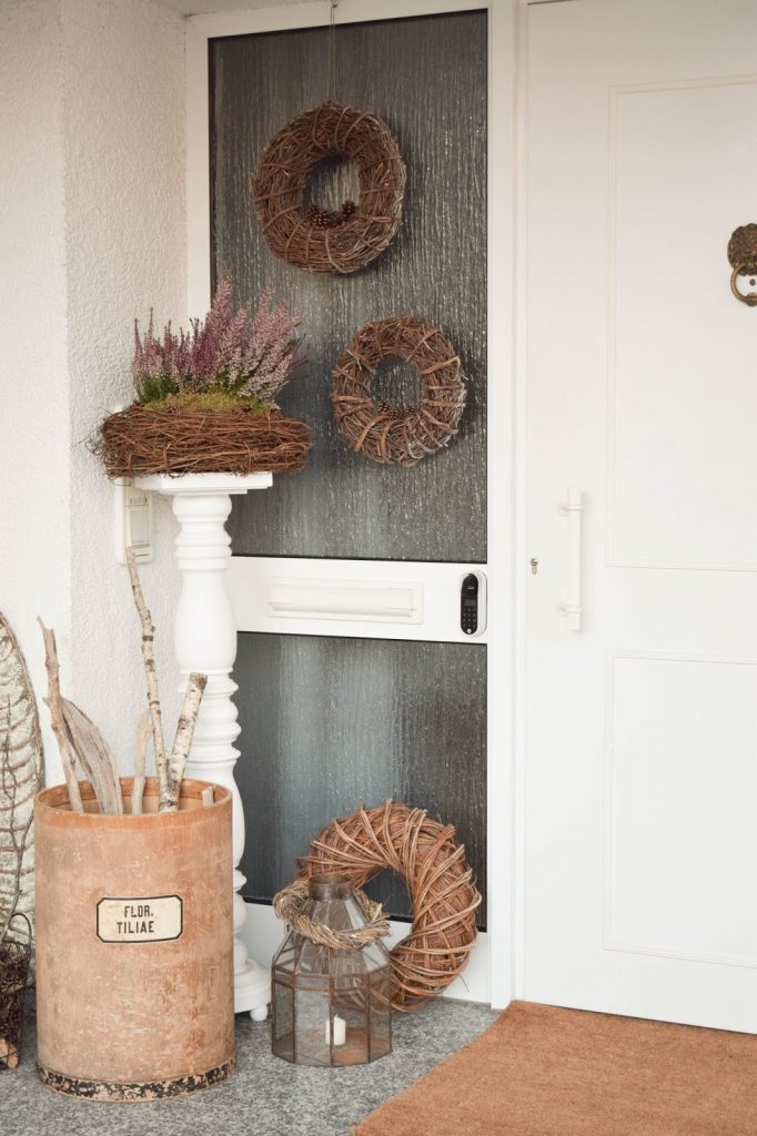 DIY Deko für Herbst und Winter: natürlich mit Moos, Erika, Heidekraut, Zapfen dekorieren. Dekoidee Haustüre Konsole Sideboard DIY Deko für Herbst und Winter: natürlich mit Moos, Erika, Heidekraut, Zapfen dekorieren. Dekoidee Haustüre Konsole Sideboard