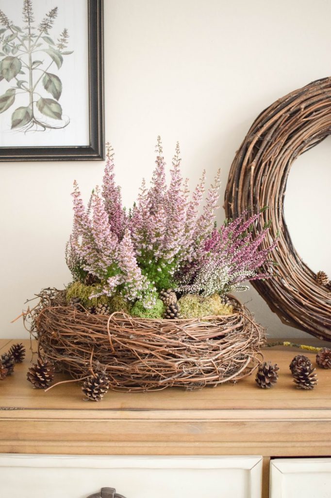 Deko für Herbst und Winter: natürlich mit Moos, Erika, Heidekraut, Zapfen dekorieren. Dekoidee Haustüre Konsole Sideboard