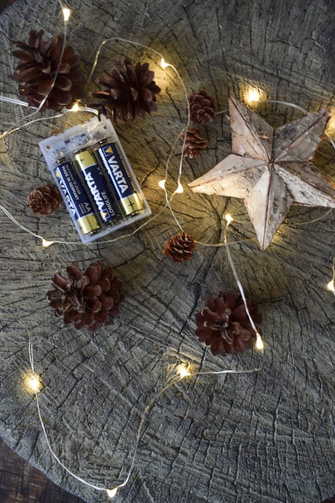 Weihnachtsdeko mit Lichterketten batteriebetrieben mit VARTA Longlife Batterien. Dekoidee weihnachtlich dekorieren Weihnachtsbaum Weihnachtsdeko mit Lichterketten batteriebetrieben mit VARTA Longlife Batterien. Dekoidee weihnachtlich dekorieren Weihnachtsbaum