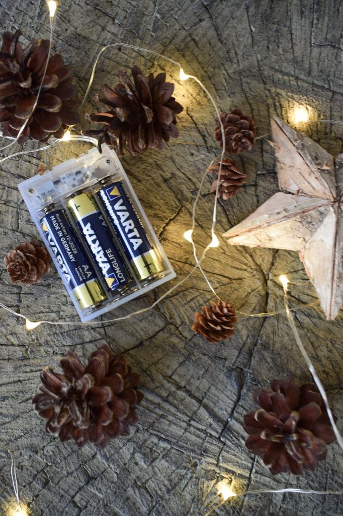 Weihnachtsdeko mit Lichterketten batteriebetrieben mit VARTA Longlife Batterien. Dekoidee weihnachtlich dekorieren Weihnachtsbaum Weihnachtsdeko mit Lichterketten batteriebetrieben mit VARTA Longlife Batterien. Dekoidee weihnachtlich dekorieren Weihnachtsbaum
