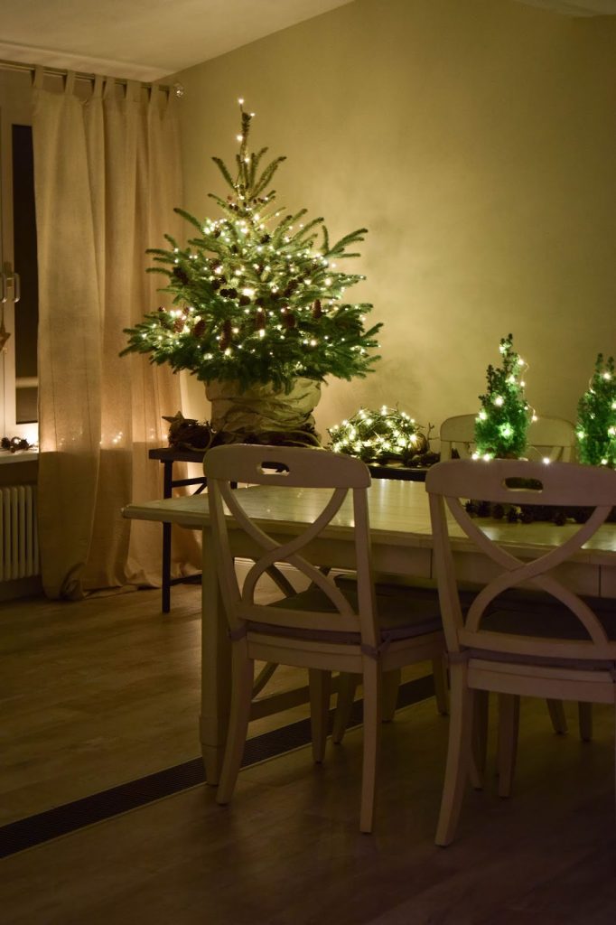 Weihnachtsdeko mit Lichterketten batteriebetrieben mit VARTA Longlife Batterien. Dekoidee weihnachtlich dekorieren Weihnachtsbaum Weihnachtsdeko mit Lichterketten batteriebetrieben mit VARTA Longlife Batterien. Dekoidee weihnachtlich dekorieren Weihnachtsbaum