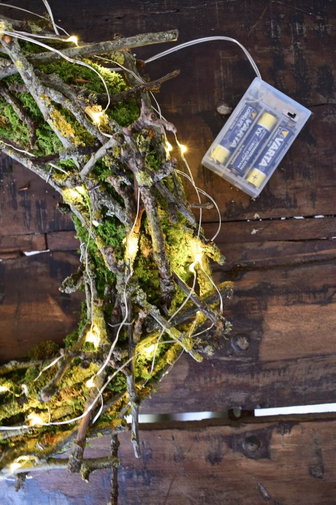 Weihnachtsdeko mit Lichterketten batteriebetrieben mit VARTA Longlife Batterien. Dekoidee weihnachtlich dekorieren Weihnachtsbaum Weihnachtsdeko mit Lichterketten batteriebetrieben mit VARTA Longlife Batterien. Dekoidee weihnachtlich dekorieren Weihnachtsbaum
