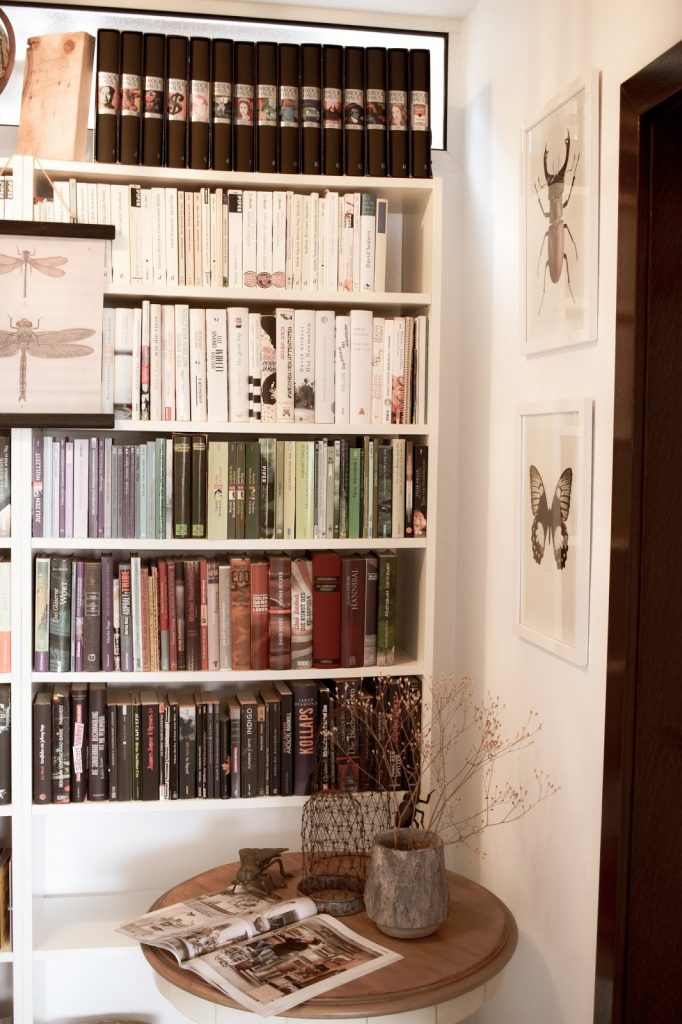 Bücherregale ordnen und schön dekorieren. Dekotipps Ordnung Bücher Regale Bibliothek Bücherregale ordnen und schön dekorieren. Dekotipps Ordnung Bücher Regale Bibliothek