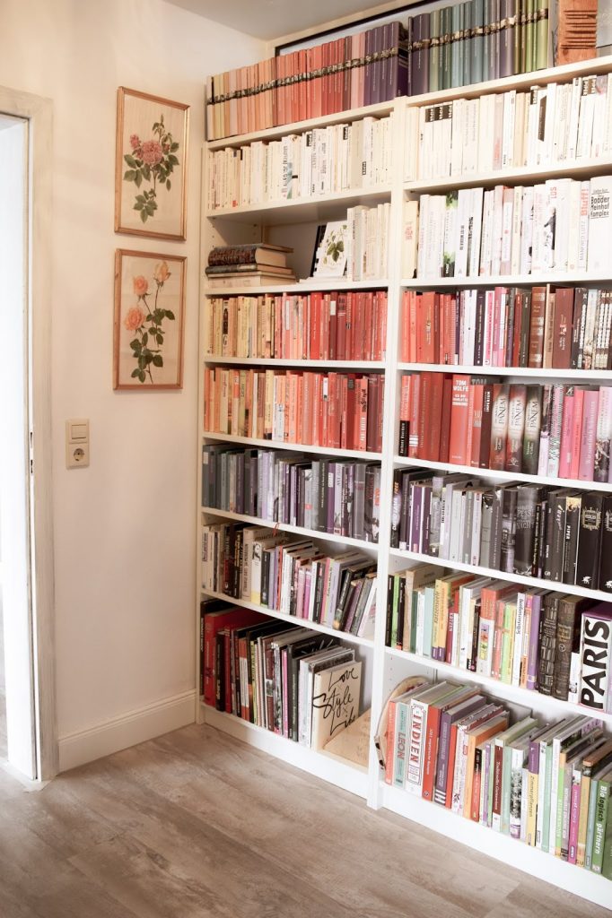 Bücherregale ordnen und schön dekorieren. Dekotipps Ordnung Bücher Regale Bibliothek Bücherregale ordnen und schön dekorieren. Dekotipps Ordnung Bücher Regale Bibliothek