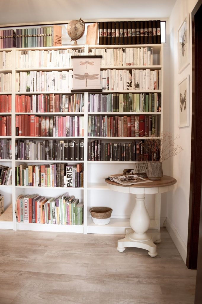 Bücherregale ordnen und schön dekorieren. Dekotipps Ordnung Bücher Regale Bibliothek Bücherregale ordnen und schön dekorieren. Dekotipps Ordnung Bücher Regale Bibliothek
