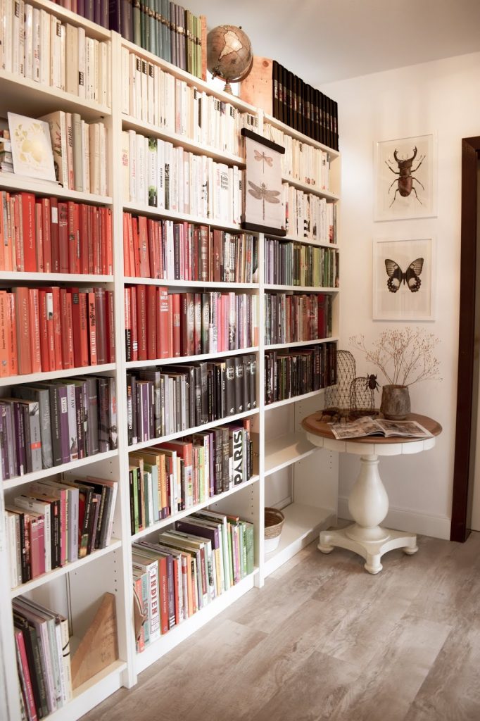 Bücherregale ordnen und schön dekorieren. Dekotipps Ordnung Bücher Regale Bibliothek