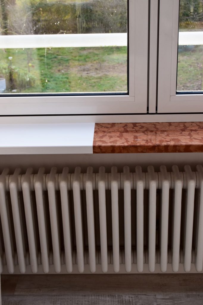 Renovierung von Fenstersims mit selbstklebender Folie. Einfach selbermachen renovieren Marmor Folie Klebefolie. Aus Alt mach NEU Vorher Nachher Renovierung von Fenstersims mit selbstklebender Folie. Einfach selbermachen renovieren Marmor Folie Klebefolie. Aus Alt mach NEU