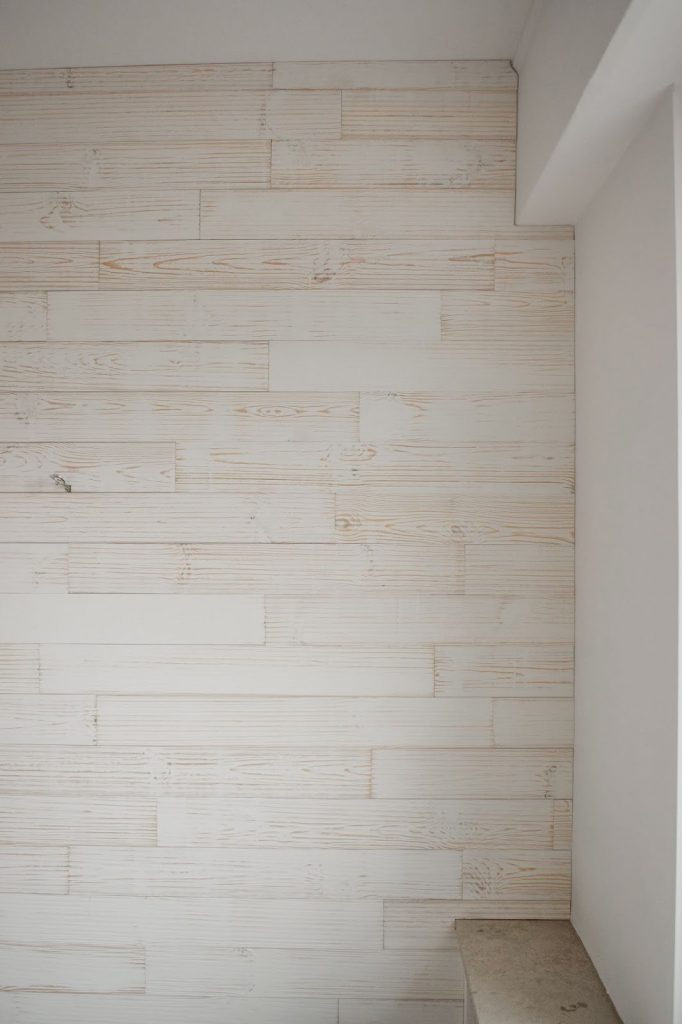 Holzverkleidung für die Wand mit Wandwood Paneele einfach kleben. Anleitung Holzwand verkleiden und selbermachen. Wandgestaltung für Wohnzimmer aus Holz. Ideen für innen. DIY Verkleidung aus Holz selber anbringen Renovierung renovieren Holzpaneele Fertigpaneele Holzverkleidung für die Wand mit Wandwood Paneele einfach kleben. Anleitung Holzwand verkleiden und selbermachen. Wandgestaltung für Wohnzimmer aus Holz. Ideen für innen. DIY Verkleidung aus Holz selber anbringen Renovierung renovieren Holzpaneele Fertigpaneele