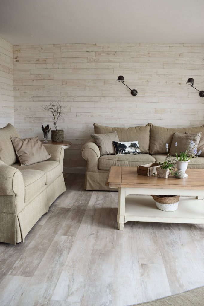 Holzverkleidung für die Wand mit Wandwood Paneele einfach kleben. Anleitung Holzwand verkleiden und selbermachen. Wandgestaltung für Wohnzimmer aus Holz. Ideen für innen. DIY Verkleidung aus Holz selber anbringen Renovierung renovieren Holzpaneele Fertigpaneele Holzverkleidung für die Wand mit Wandwood Paneele einfach kleben. Anleitung Holzwand verkleiden und selbermachen. Wandgestaltung für Wohnzimmer aus Holz. Ideen für innen. DIY Verkleidung aus Holz selber anbringen Renovierung renovieren Holzpaneele Fertigpaneele